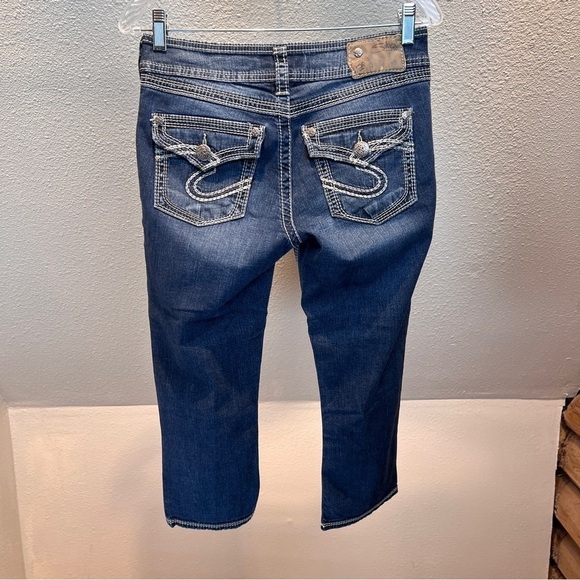 SILVER JEANS SUKI SURPLUS CAPRIS. Dark Wash. Back Flap Pockets w/Buttons.Size 27 - Picture 4 of 8